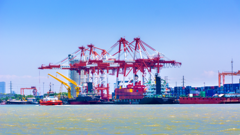 Mengapa Eksportir Memilih Surabaya? Keunggulan Logistik dan Akses Global