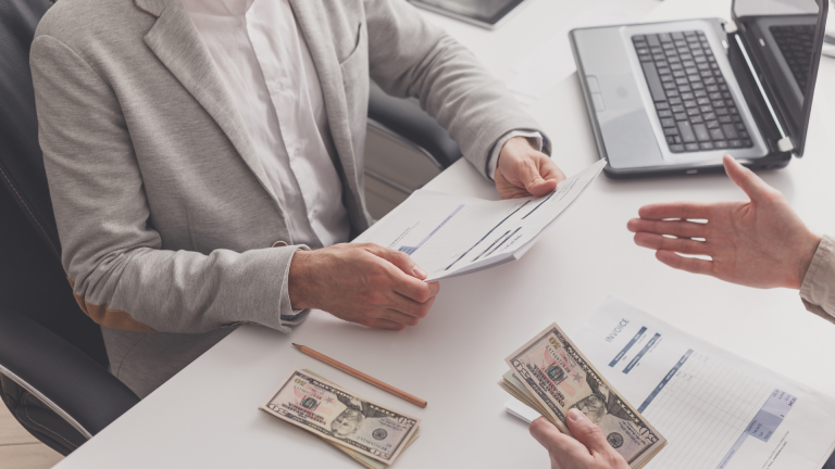 Tips Menghindari Penipuan: Strategi Pembayaran Aman untuk Eksportir Pemula