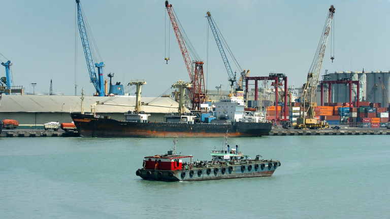 KEUNGGULAN KOTA SURABAYA SEBAGAI KOTA PELABUHAN DALAM EKSPOR